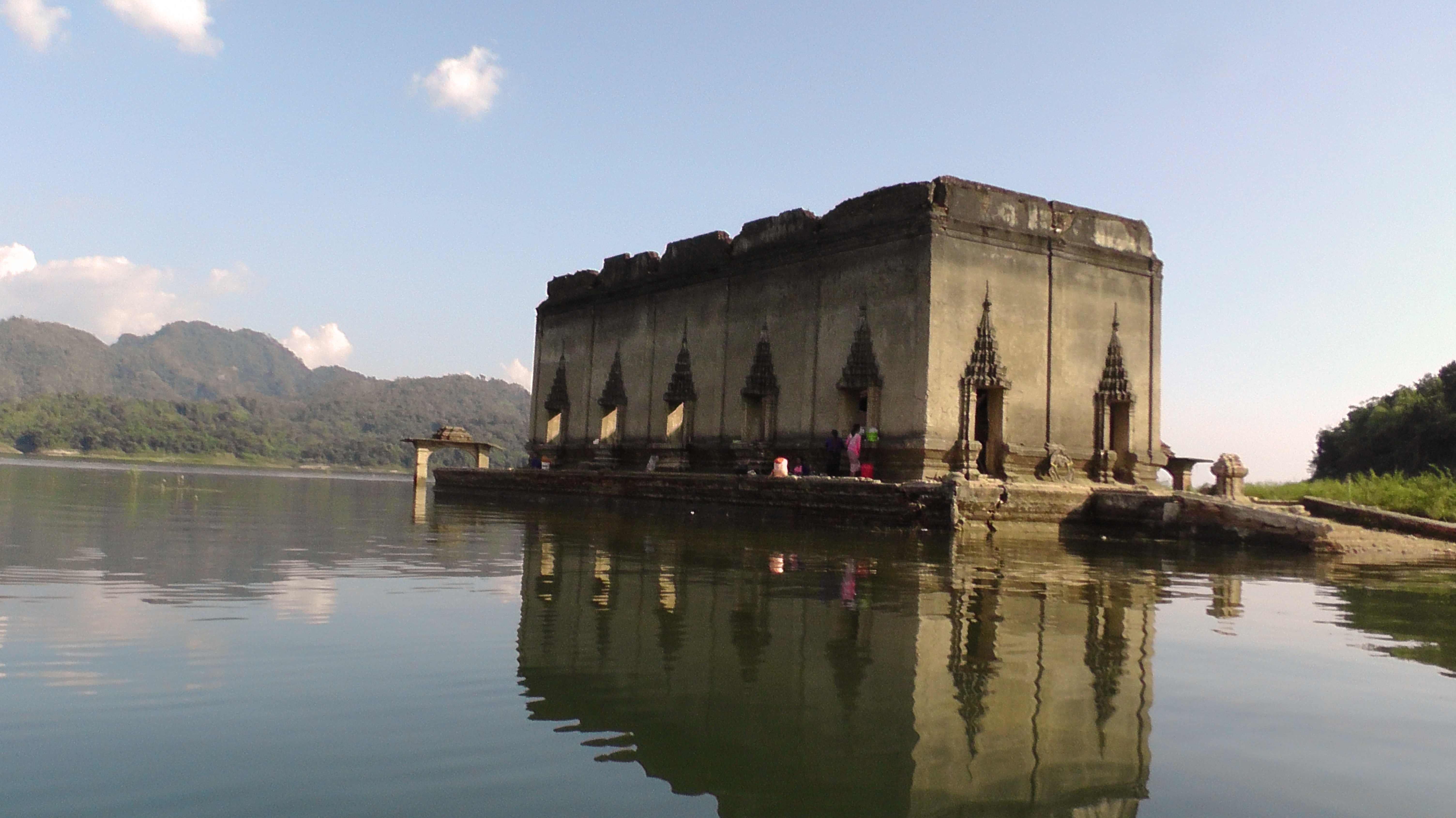 The lake's temple Wat Saam Prasob