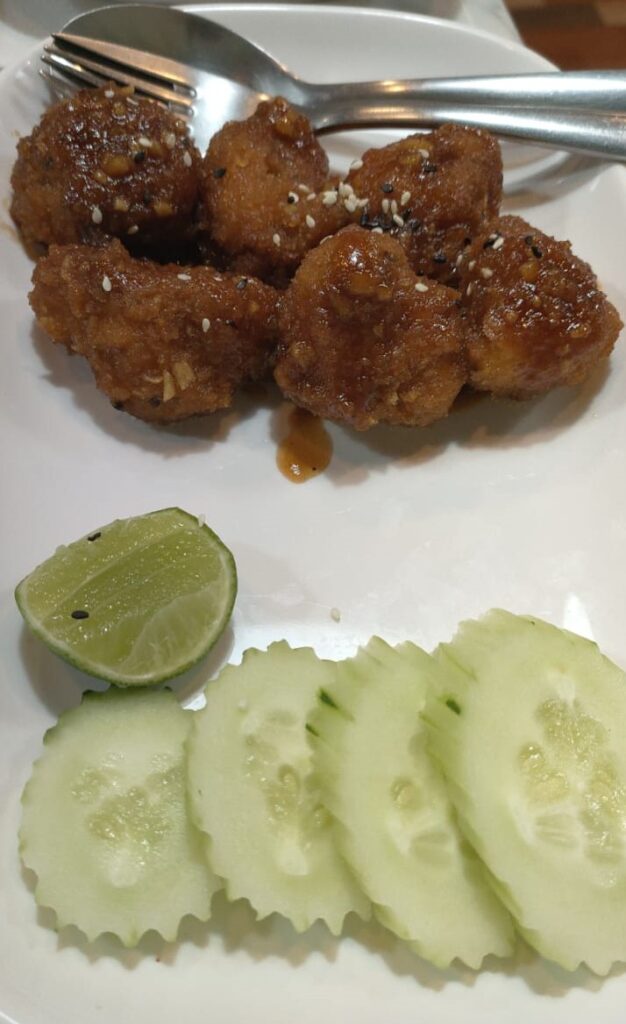 "כנפי כרובית" במסעדה טבעונית mai veggie express asok bangkok thailand