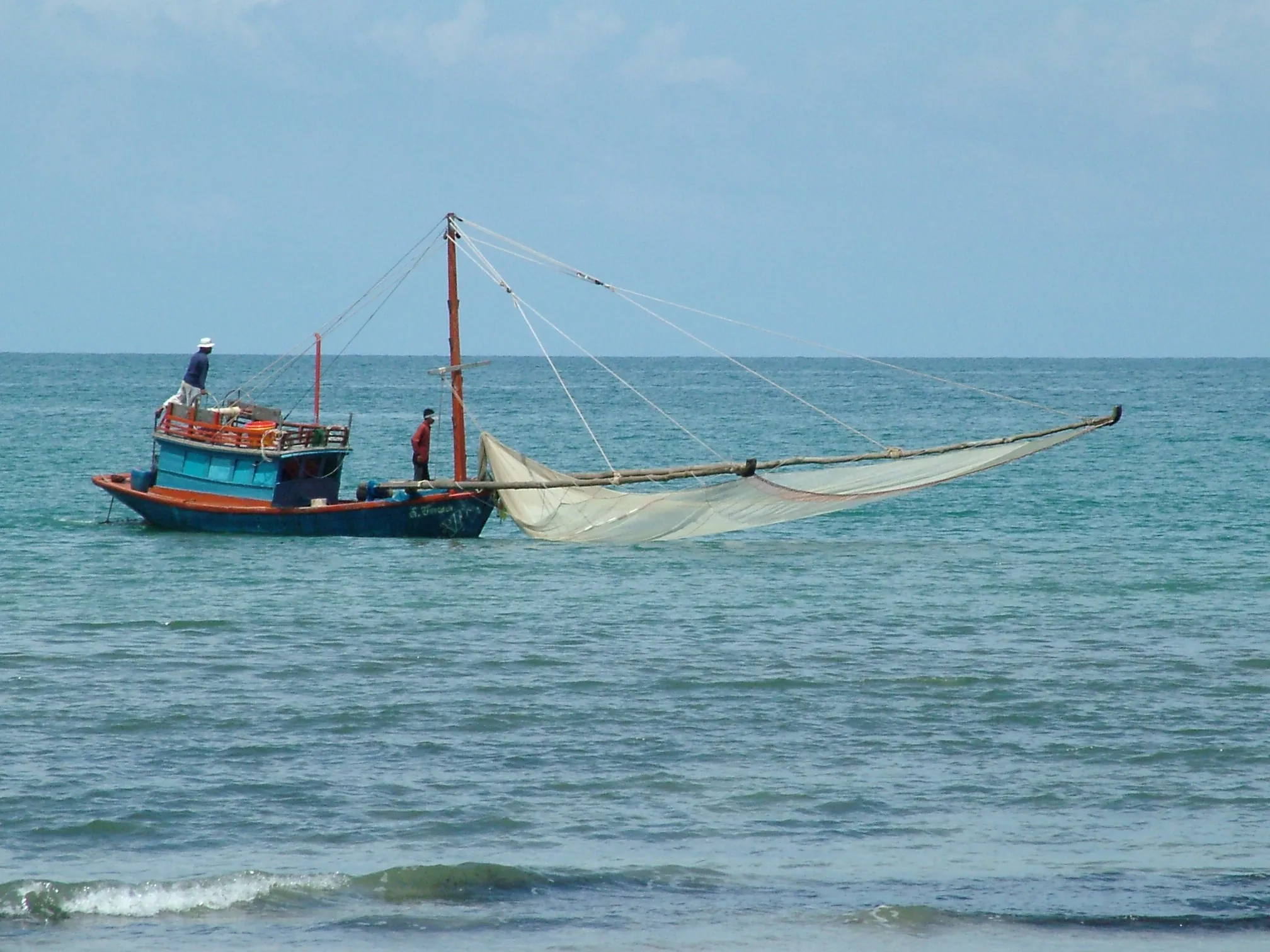 ספינות דייג שולות שרימפסים צעירים במפרץ בנגקוק