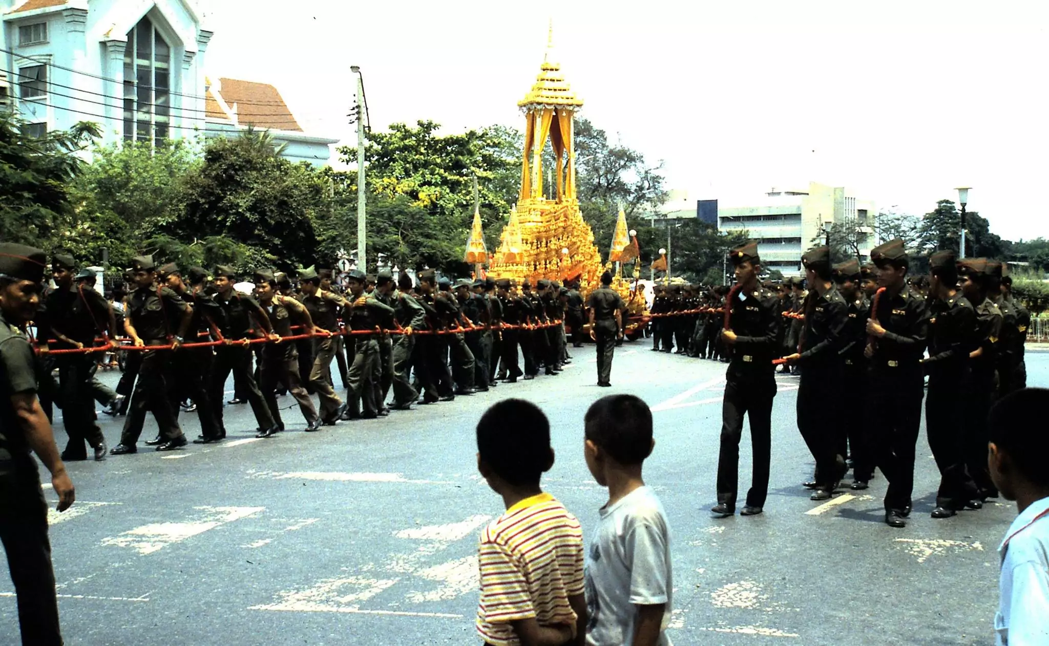 A ROYAL FUBERAL IS TAKING PKACE AT BANGKOK 1985 