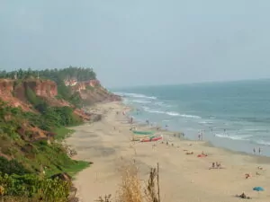 מבט לטיילת וחוף הים של וורקלה מדינת קרלה הודו