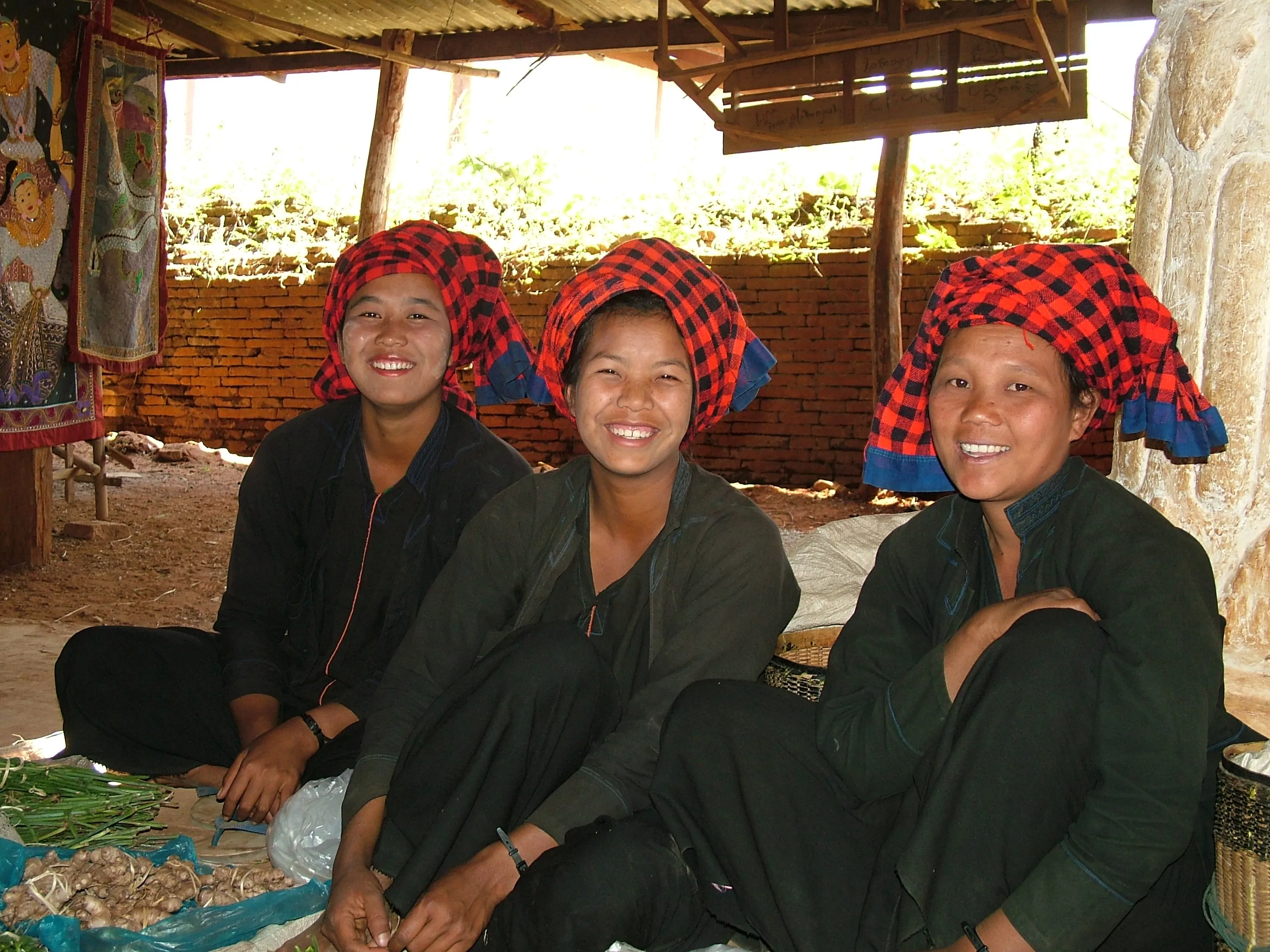 נשים משבטי בורמה בלבושת מסורתית 