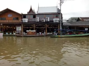 השוק הצף באמפוואה