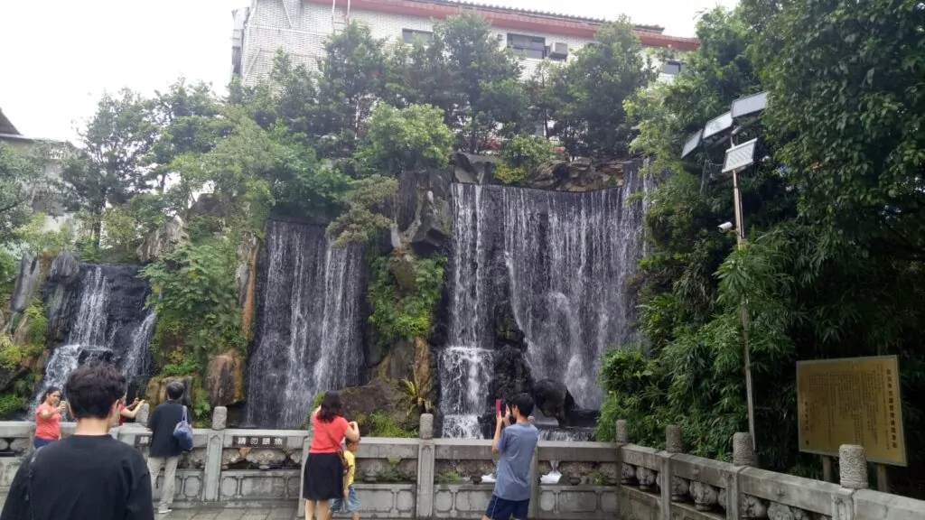 מפל מים בחצר מקדש לונג צ'אן