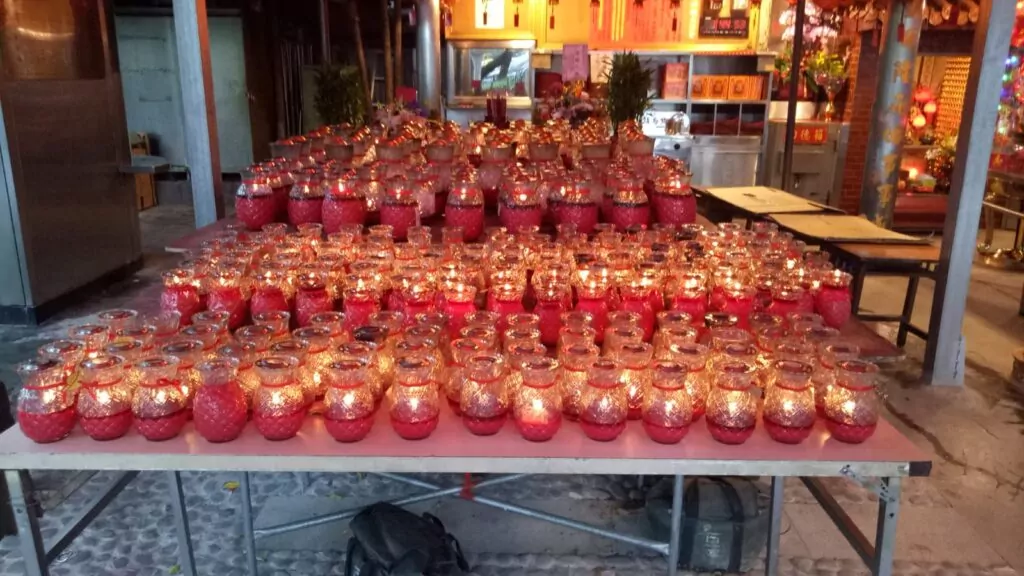 נרות דולקים במקדש סיני טיאפיי