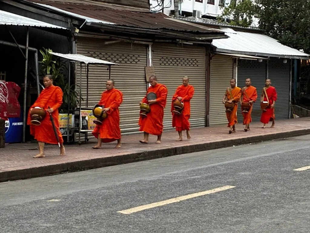 תהלוכת נזירים בלואנג פרבנג לאוס