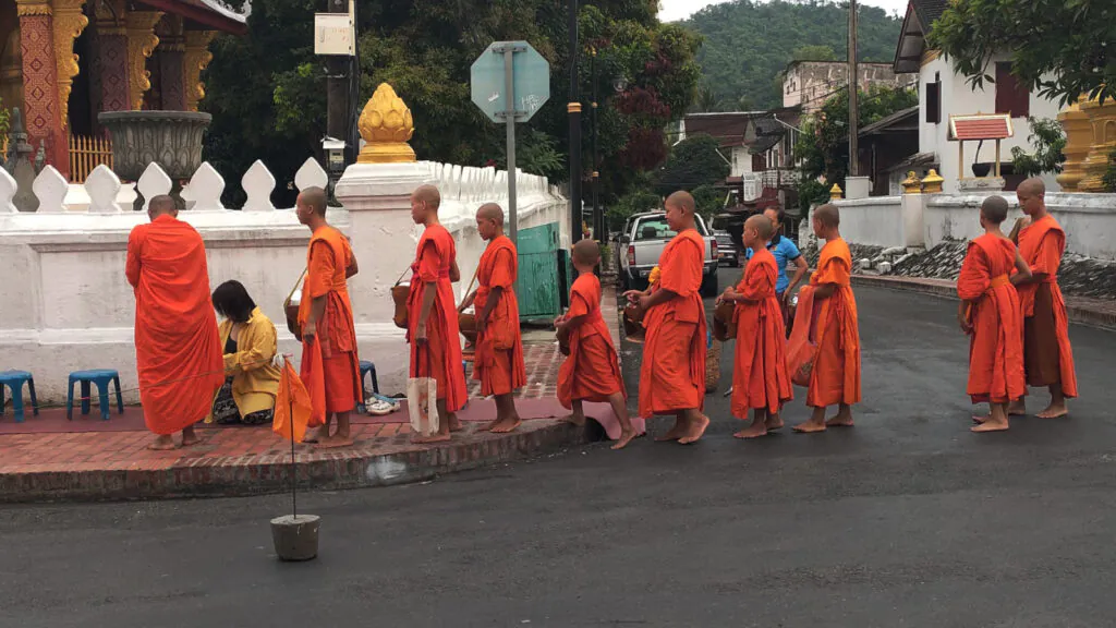 תהלוכת נזירים בלואנג פרבנג לאוס