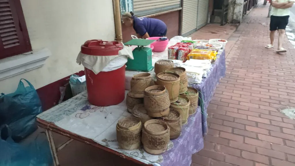 תהלוכת נזירים בלואנג פרבנג לאוס