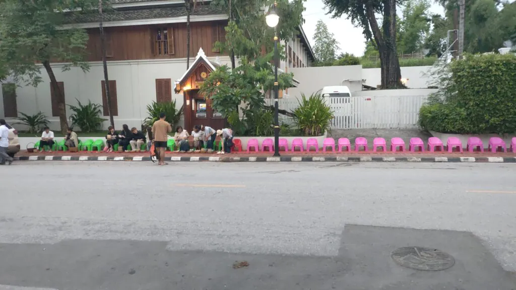 הכיסאות ממתינים לתהלוכת הנזירים בלואנג פרבנג לאוס