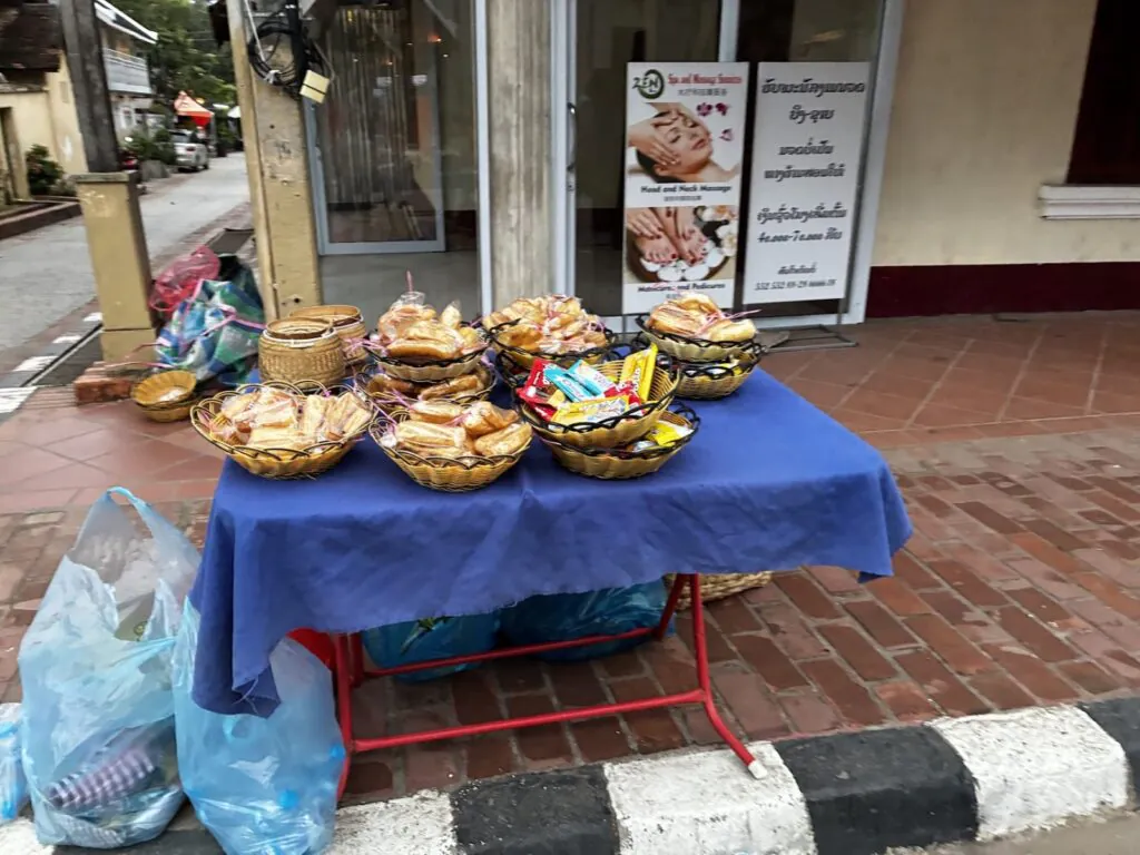 דוכן לחלוקת אוכל :תהלוכת נזירים בלואנג פרבנג לאוס