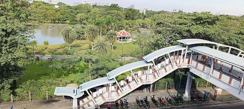 מבט לפארק צ'אטוצ'אק מתחנת הרכבת העילית