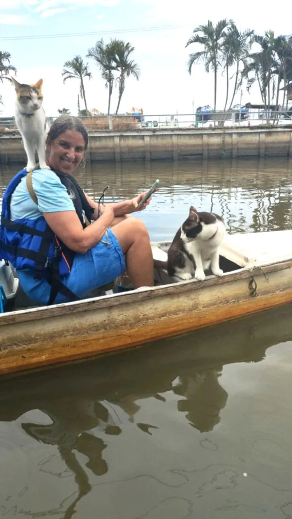 Si  Yaek Huatakhe Cafe & Guesthouse הפלגה עם חתולים