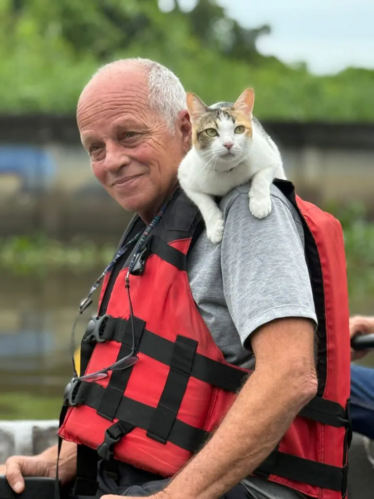 Si  Yaek Huatakhe Cafe & Guesthouse הפלגה עם חתולים