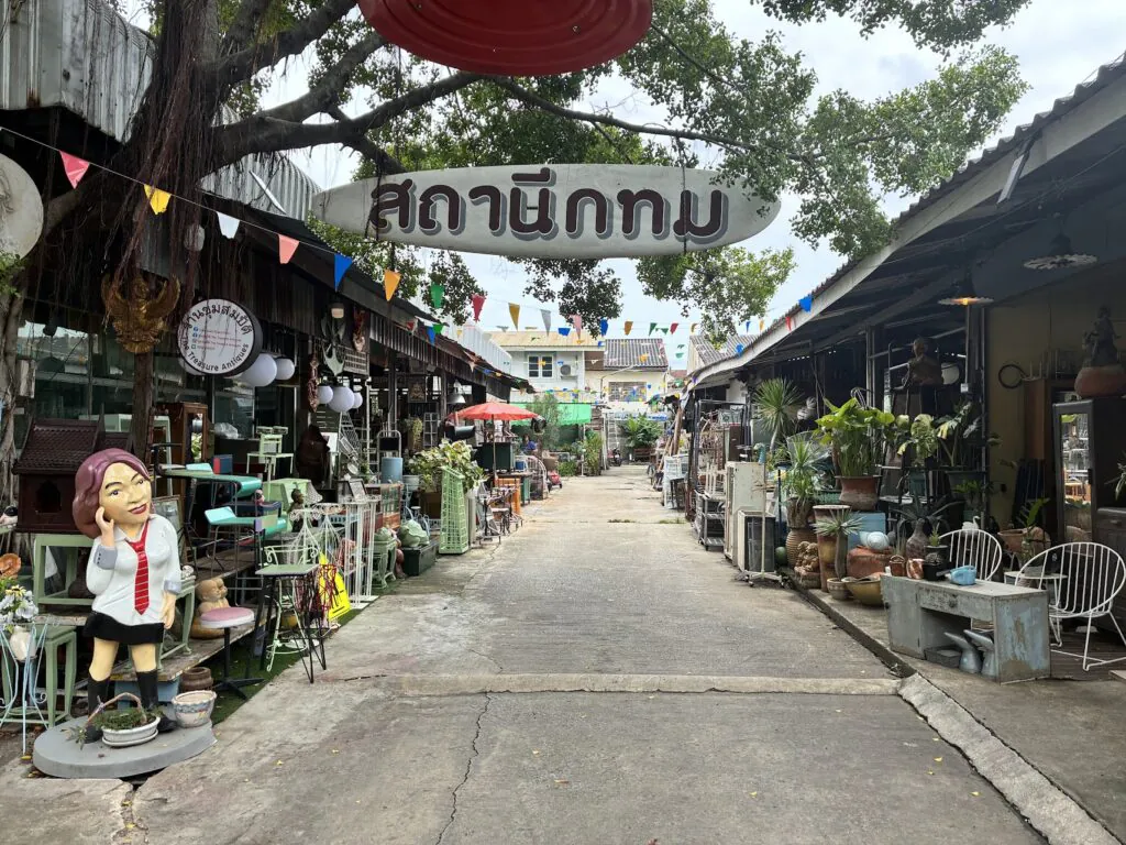 Sombat Gate market