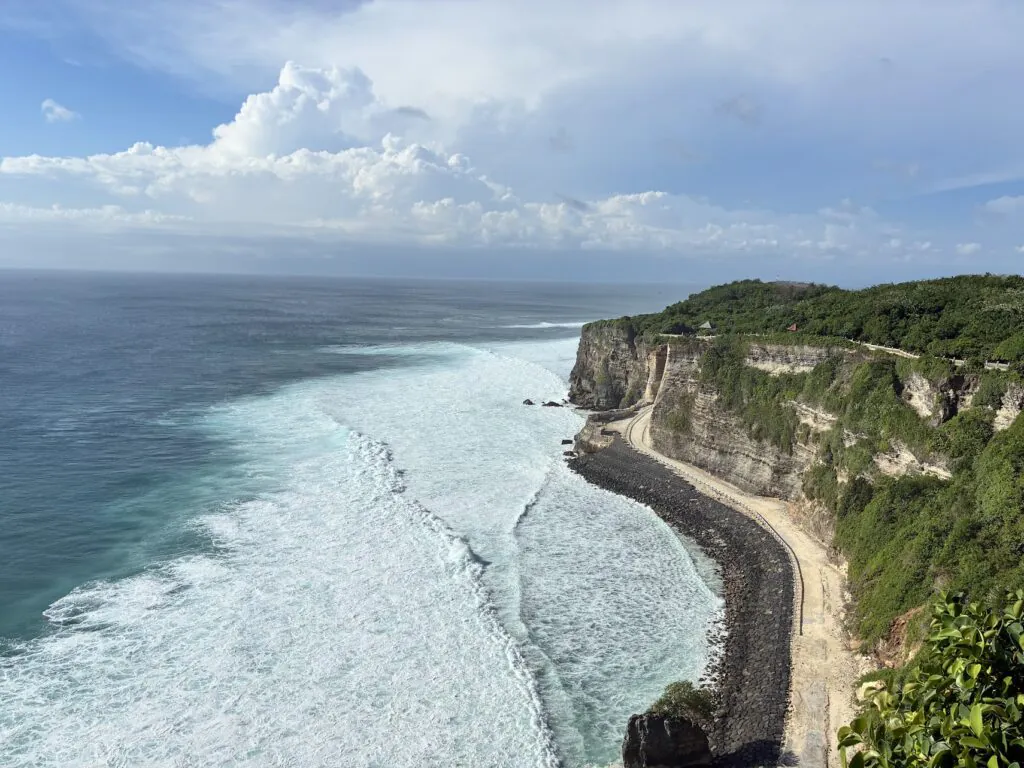 מקדש Uluwatu Temple באי באלי אינדונזיה