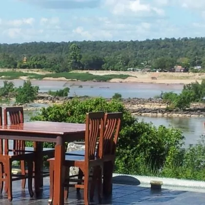 אכלתם פעם כופתאות שומשום שחור ברוטב תה ג'ינג'ר סיני במסעדה על גדת נהר המקונג?