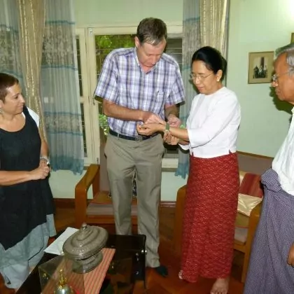 על עצי שיטים, בן-גוריון, או נו ראש ממשלת בורמה ושעון ישן אחד