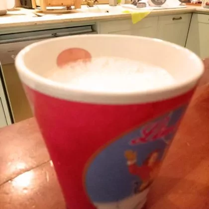 בקר טוב עם ספל חלב סויה טרי וחם