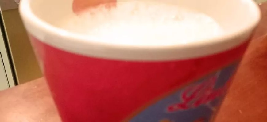 בקר טוב עם ספל חלב סויה טרי וחם