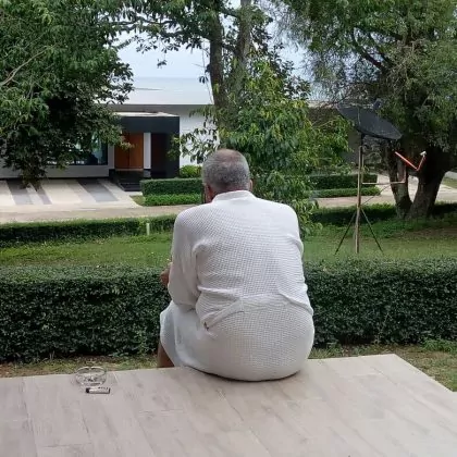 הים (המדהים, החמים, השקט של מפרץ בנגקוק) שבינינו