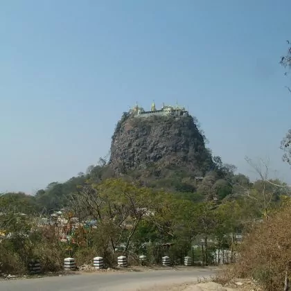 820 מדרגות, יחפים ועם קופים מציקים