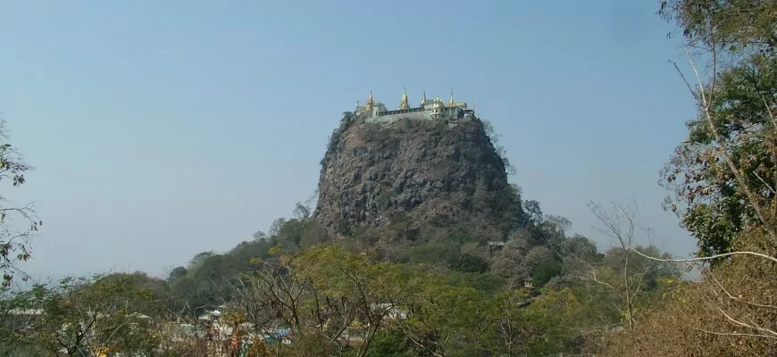 820 מדרגות, יחפים ועם קופים מציקים