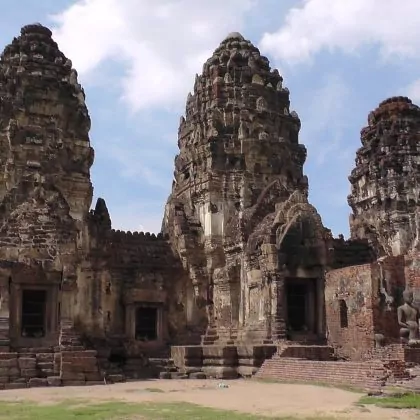 כמו בהודו : מקדשים וקופים בלופבורי