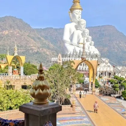 לעלות לרגל למקדש Phra That Sorn Kaew