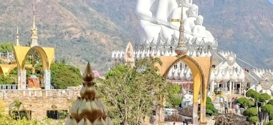 לעלות לרגל למקדש Phra That Sorn Kaew